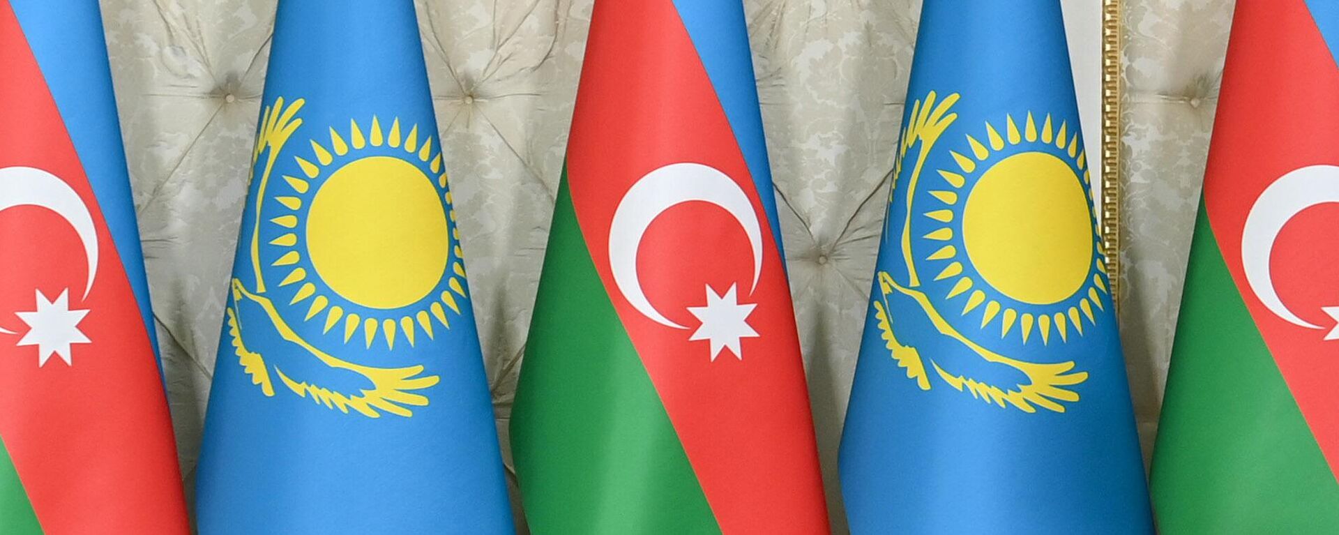 Флаги Казахстана и Азербайджана, фото из архива - Sputnik Азербайджан, 1920, 12.03.2024