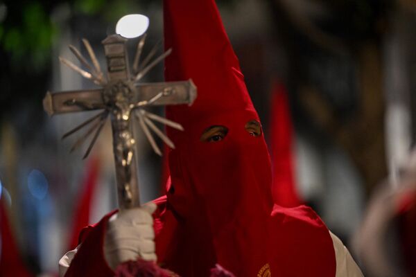 Katolik dindarları Qvatemala şəhərinin tarixi mərkəzinin küçələrində yürüşdə iştirak edirlər. - Sputnik Azərbaycan