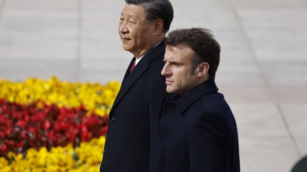 Президент Китая Си Цзиньпин (слева) беседует со своим французским коллегой Эммануэлем Макроном - Sputnik Азербайджан