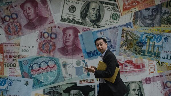 Мужчина проходит мимо витрины с банкнотами разных валют в Гонконге - Sputnik Азербайджан