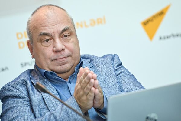 Oleq Dmitriyev, &quot;Rossiya seqodnya&quot; media qrupunun müşaviri. - Sputnik Azərbaycan