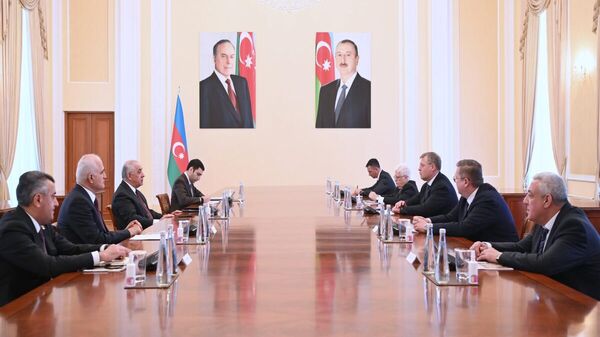 Премьер-министр Али Асадов встретился с губернатором Астраханской области России Игорем Бабушкиным - Sputnik Азербайджан