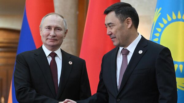 Президент РФ Владимир Путин и президент Киргизии Садыр Жапаров (справа) - Sputnik Азербайджан