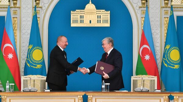 Президенты Азербайджана и Казахстана во время церемонии подписания документов - Sputnik Азербайджан