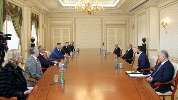 Ильхам Алиев принял делегацию во главе с министром безопасности Боснии и Герцеговины
 - Sputnik Азербайджан