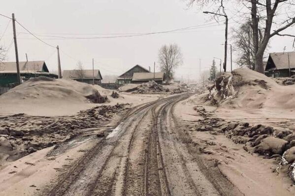 Дорога, покрытая пеплом в результате извержения вулкана Шивелуч в Усть-Камчатском районе - Sputnik Азербайджан