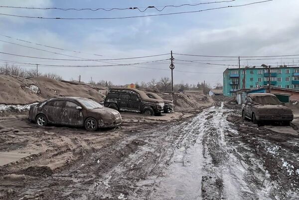 Автомобили, покрытые пеплом, в поселке Ключи - в 47 км от вулкана Шивелуч в Усть-Камчатском районе, где в ночь на 11 апреля началось извержение.  - Sputnik Азербайджан