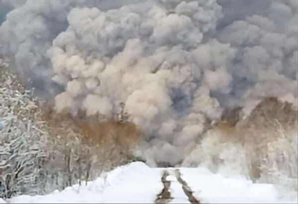 Извержение вулкана Шивелуч в Усть-Камчатском районе.  - Sputnik Азербайджан
