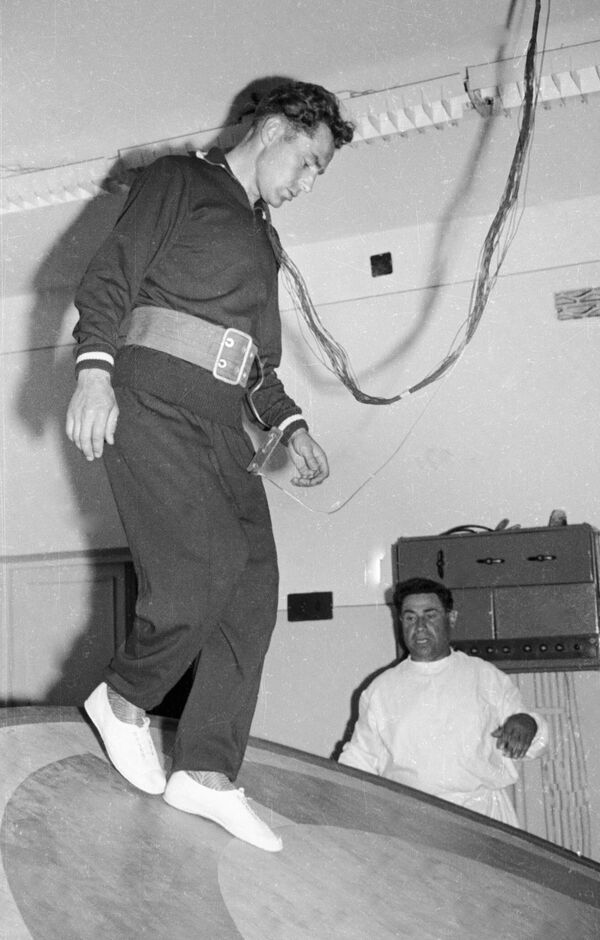 Советский космонавт Герман Титов во время подготовки к космическому полету. Тренировка на вибрационном столе, 1961 год. - Sputnik Азербайджан
