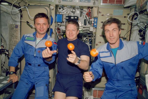 Участники первой долговременной экспедиции на МКС. - Sputnik Азербайджан