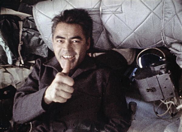 SSRİ-nin pilot-kosmonavtı Andriyan Nikolayev uçuş zamanı &quot;Soyuz-9&quot; kosmik gəmisinin kabinəsində. - Sputnik Azərbaycan