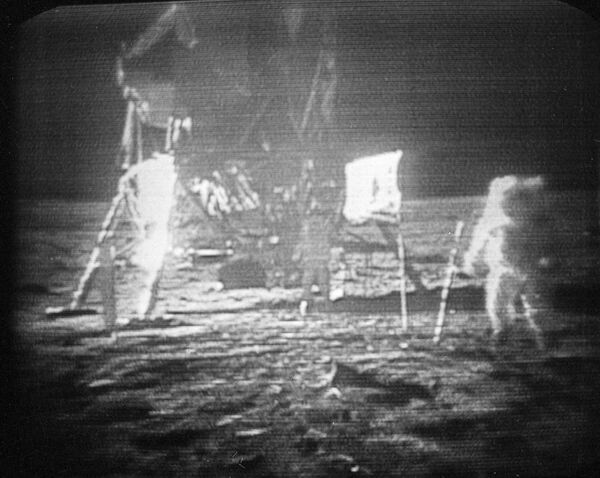 Американский астронавт Нил Армстронг во время хождения по Луне. - Sputnik Азербайджан