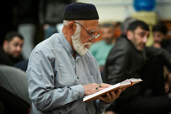Чтение Корана в Ночь Лейлят аль-Гадр (Ночь Предопределения) в мечети Фатмаи Захра в Баку. - Sputnik Азербайджан