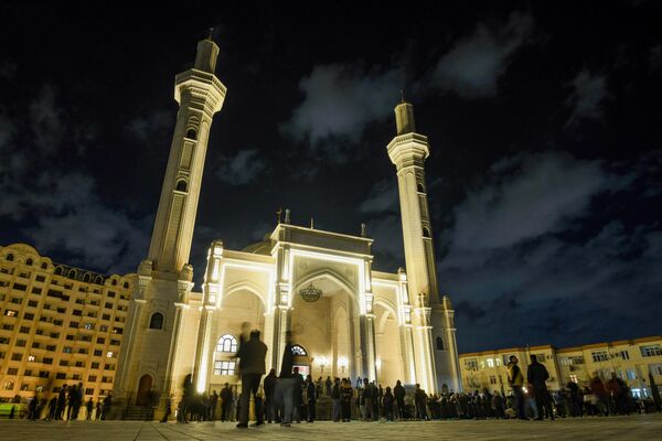 Чтение Корана в Ночь Лейлят аль-Гадр (Ночь Предопределения) в мечети Фатмаи Захра в Баку. - Sputnik Азербайджан