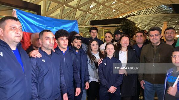 Сборная Азербайджана по тяжелой атлетике вернулась в Баку - Sputnik Азербайджан
