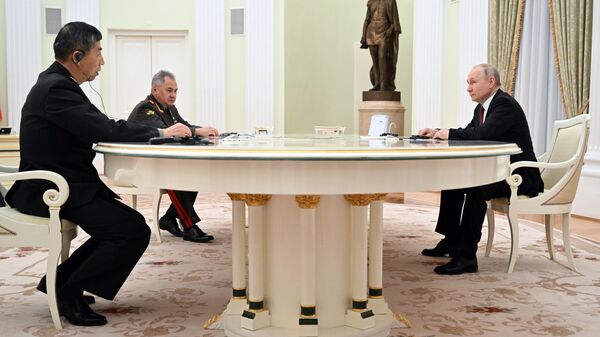 Рабочая встреча президента РФ В. Путина с министром обороны КНР Ли Шанфу - Sputnik Азербайджан