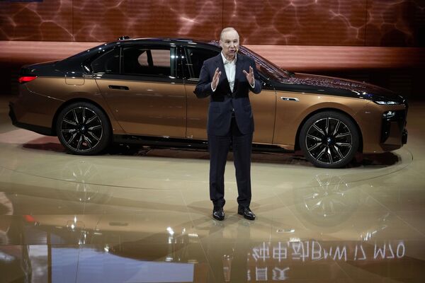 Автомобиль BMW i7 на Шанхайском международном автосалоне 2023. - Sputnik Азербайджан