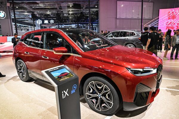 Электрический внедорожник BMW&#x27;s iX на Шанхайском международном автосалоне 2023. - Sputnik Азербайджан