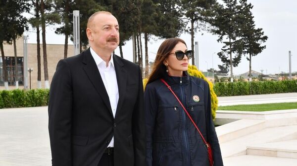 Ильхам Алиев и Мехрибан Алиева совершили поездку в Нефтчалинский район - Sputnik Азербайджан