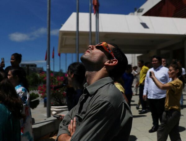 Люди наблюдают за солнечным затмением 2023 года в Австралии. - Sputnik Азербайджан
