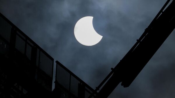 Люди наблюдают за солнечным затмением 2023 года в Индонезии - Sputnik Азербайджан