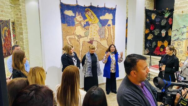 В галерее NUR Art House в Баку открылась выставка Sənəti Yaşadan Unudulmaz (Творящий не подлежит забвению), посвященная памяти художника по войлоку Рауфа Исмайлова - Sputnik Азербайджан