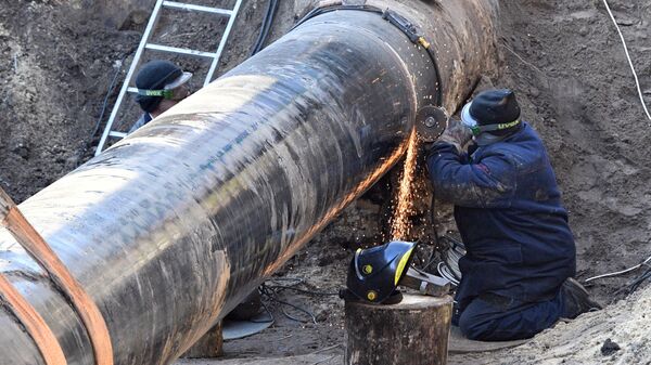Рабочие ремонтируют участок магистрального нефтепровода - Sputnik Азербайджан