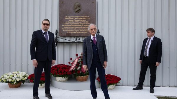 На московском заводе «Метровагонмаш» отметили 100-летие общенационального лидера Гейдара Алиева - Sputnik Азербайджан