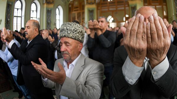 Праздничный намаз в мечети Тязяпир в Баку - Sputnik Азербайджан