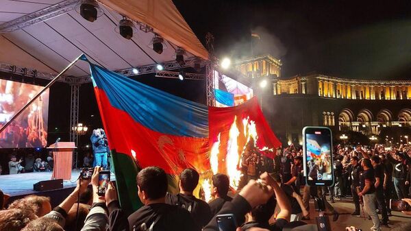 в Ереване жгут флаги Азербайджана и Турции - Sputnik Азербайджан