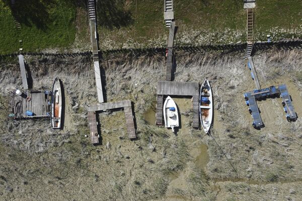 Лодки лежат на высохшей верфи на реке По, Италия. - Sputnik Азербайджан