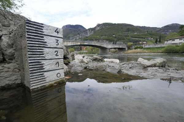 Уровень воды на реке Адидже в Тренто, северная Италия, резко упала во время сильной засухи. - Sputnik Азербайджан
