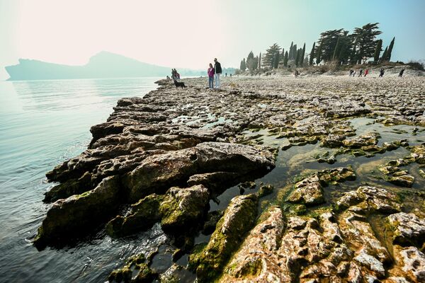 Люди гуляют по маленькому острову Сан-Бьяджо. - Sputnik Азербайджан