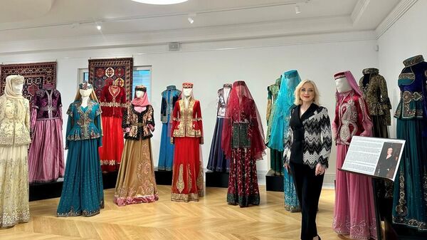 Дизайнер Гюльнара Халилова представила в Белграде свою коллекцию национальных костюмов рамках Дней культуры Азербайджана. - Sputnik Азербайджан