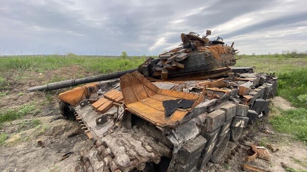 Разбитый танк Вооруженных сил Украины - Sputnik Азербайджан