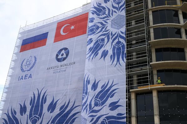Баннер на строящейся атомной электростанции &quot;Аккую&quot; в турецком городе Гюльнар. - Sputnik Азербайджан