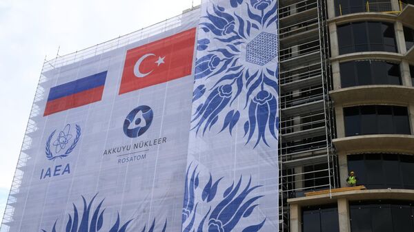 Баннер на строящейся атомной электростанции Аккую в турецком городе Гюльнар - Sputnik Азербайджан