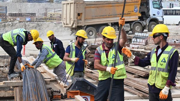 Рабочие на строительстве атомной электростанции Аккую в турецком городе Гюльнар - Sputnik Азербайджан