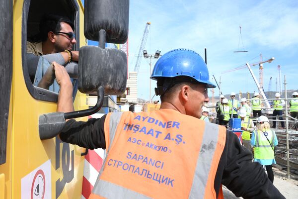 Рабочие на строительстве атомной электростанции &quot;Аккую&quot; в турецком городе Гюльнар. - Sputnik Азербайджан