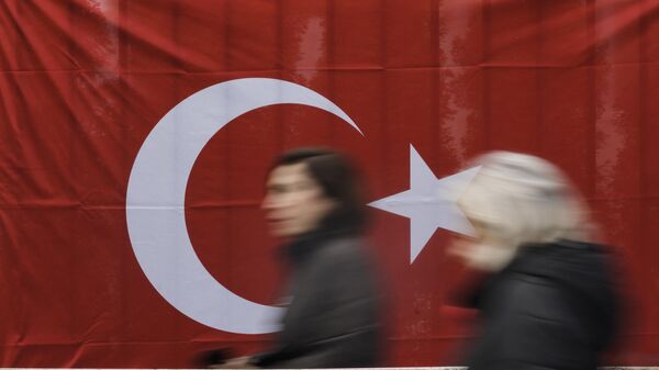 Türkiyə bayrağı fonunda insanlar - Sputnik Azərbaycan