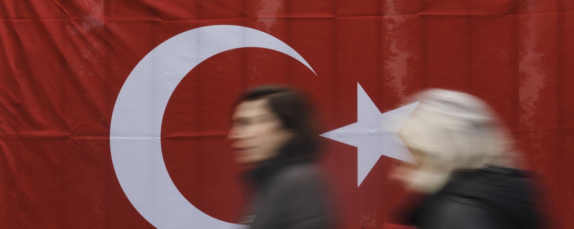 Люди идут на фоне флага Турции - Sputnik Азербайджан, 1920, 14.05.2023