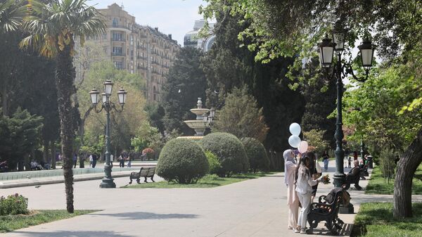 Люди в центре Баку - Sputnik Азербайджан