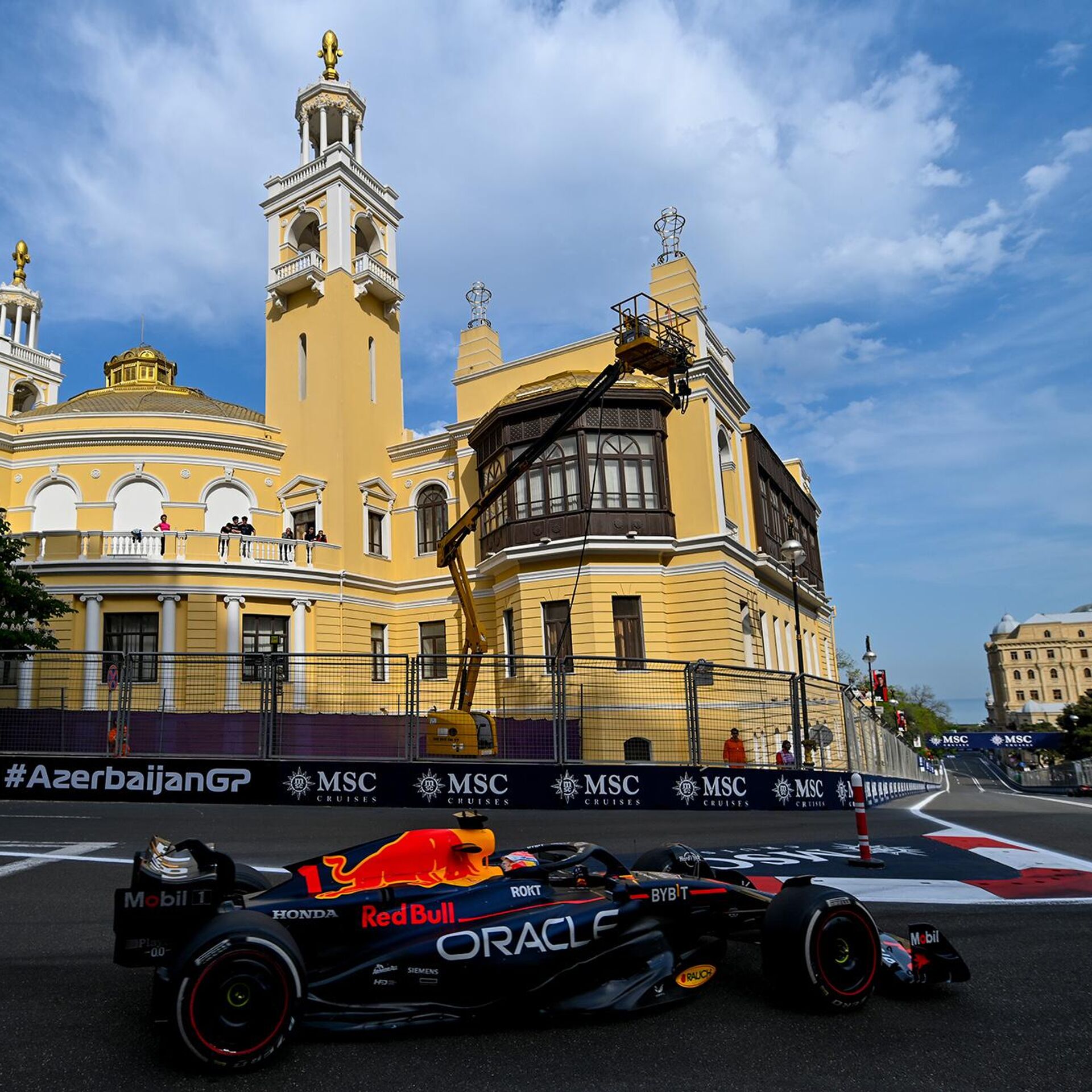 Формула-1 в 2024 году не будет проводить спринтерскую гонку в Баку -  05.12.2023, Sputnik Азербайджан