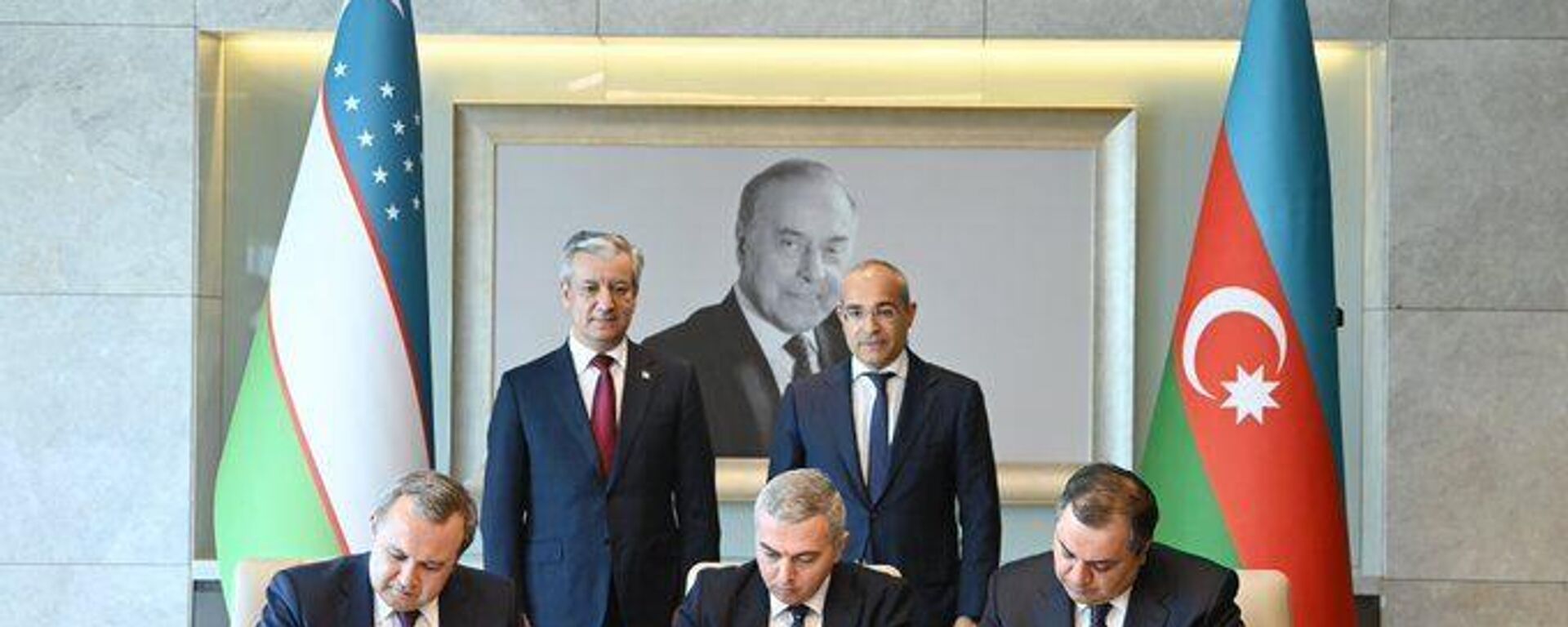 Азербайджан и Узбекистан подписали меморандум о сотрудничестве в области производства автомобилей - Sputnik Азербайджан, 1920, 01.05.2023