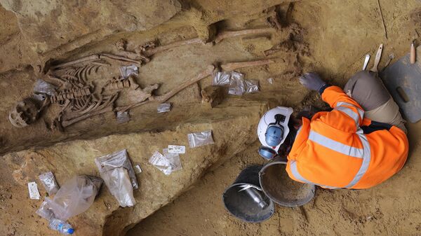 Археолог работает на древнем некрополе на станции метро Порт-Рояль в Париже - Sputnik Азербайджан