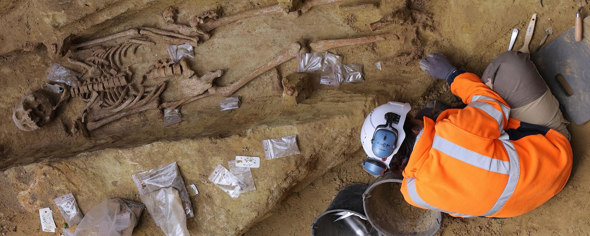 Археолог работает на древнем некрополе на станции метро Порт-Рояль в Париже - Sputnik Азербайджан, 1920, 01.05.2023
