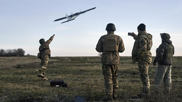 Украинский солдат запускает беспилотник - Sputnik Азербайджан