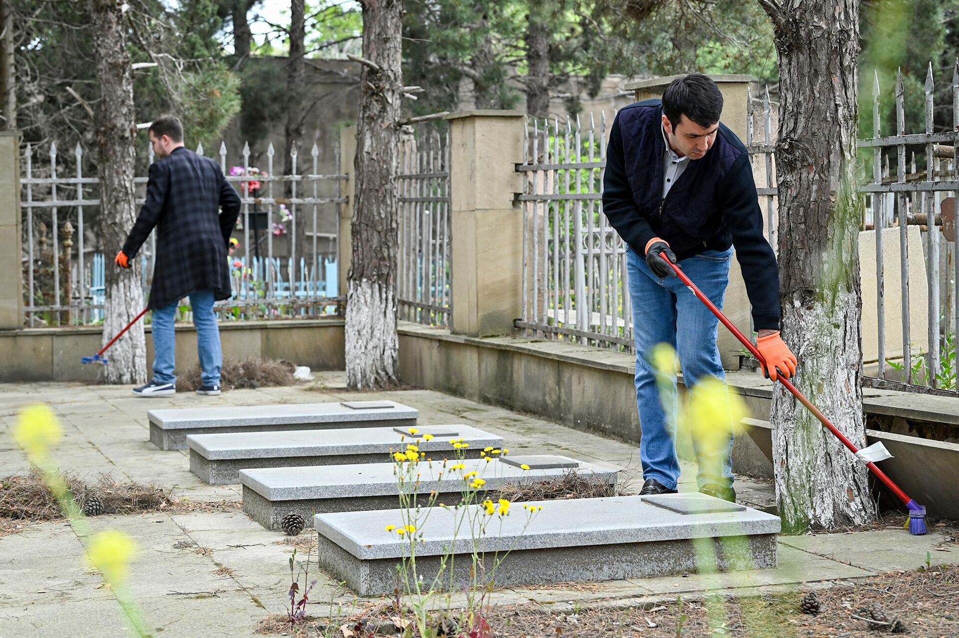 Акция по благоустройству и уборка могил советских воинов  на Ясамальском кладбище Баку - Sputnik Азербайджан, 1920, 02.05.2023