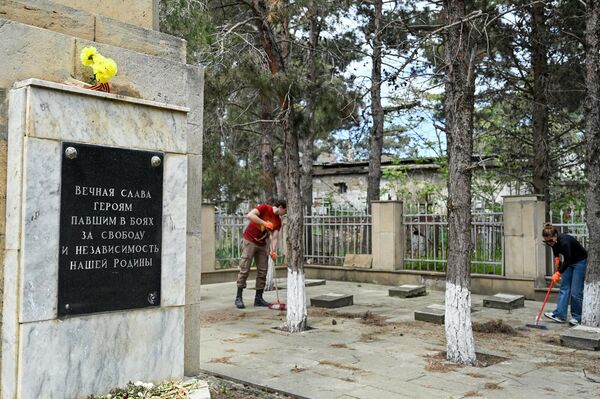 Акция по благоустройству и уборка могил советских воинов  на Ясамальском кладбище Баку - Sputnik Азербайджан