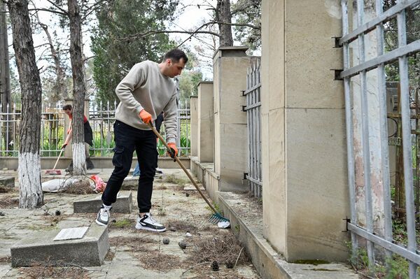Акция по благоустройству и уборка могил советских воинов  на Ясамальском кладбище Баку - Sputnik Азербайджан